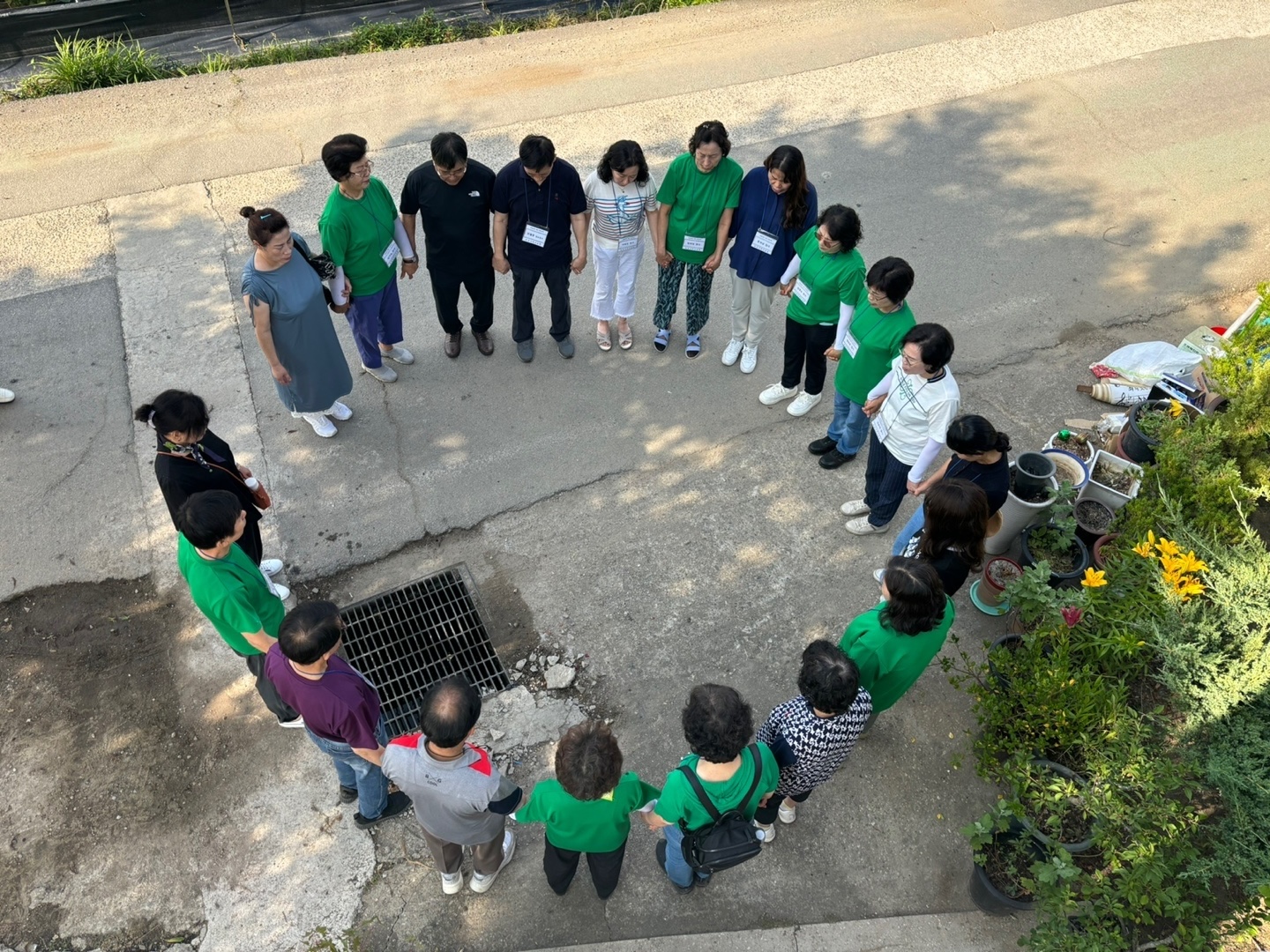 새벽예배 후 교회 앞에서 합심기도2.jpeg