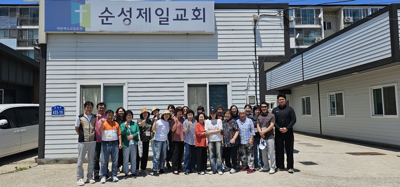 단체사진 - 예배 후 성도님들과.jpeg